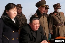 Kuzey Kore lideri Kim Jong Un ve kızı Kim Ju Ae bir füze denemesini izlerken