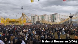 Diyarbakır’da yapılan nevruz kutlamalarının finaline yağışlı havaya rağmen on binlerce kişi katıldı.