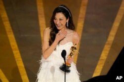 Michelle Yeoh aksepte pri pou meye aktris ane a pou pefomans li nan "Everything Everywhere All at Once" nan seremoni remiz pri Oscar yo nan Los Angeles, 12 Mas 2023.