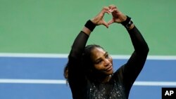 Serena William, moun peyi Etazini fe yon ke ak men li pou remesye fanatik yo apre defet li devan Ajla Tomljanovic moun peyi Ostrali nan 3e tou US Open nan nan Nouyok, Vandredi 3 Sept. 2022.