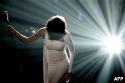 Ünlü Şarkıcı Whitney Houston 48 Yaşında