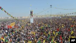 Diyarbakır'daki Nevruz kutlamalarına katılan yüz binlerce kişi Abdullah Öcalan tarafından iletilen çözüm süreciyle ilgili mesajları dinledi.
