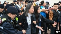 19 Kasım 2024 - Hong Kong'da demokrasi hareketi aktivistlerinin yargılandığı davayı mahkeme önünde takip eden bazı göstericilere polis müdahale etti