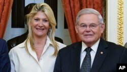 Federal savcılar rüşvet almakla suçladıkları Demokrat Senatör Bob Menendez ve eşinin evinde yapılan aramada 100 bin dolarlık külçe altın ve 480 bin dolar nakit para bulunduğunu açıkladı. İddianamede Menendez'in ABD hükümetinin hassas bilgilerini Mısır’a sağladığı yer alıyor. 